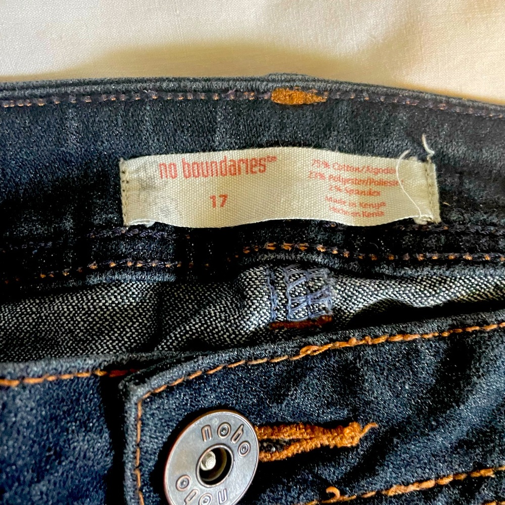 No Boundaries Size 17
